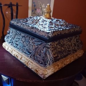 Beautiful antique 17-18th century jewelry box vintage design extraordinary piece